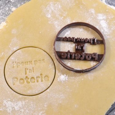 <a href="https://www.laboiteacookies.com/boutique/fr/emporte-piece-messages-personnalisables/1674-emporte-piece-j-peux-pas-j-ai-poterie-3701656207023.html">Emporte-pièce j'peux pas j'ai poterie</a> de chez La Boite à Cookies